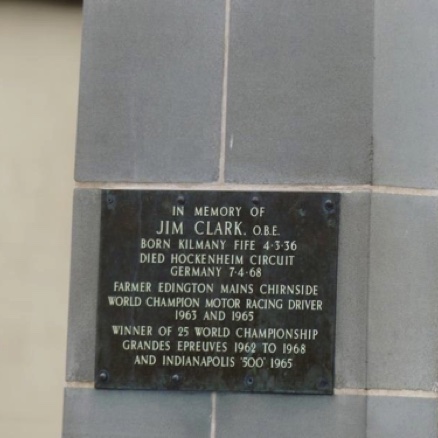 Plaque monument sur la place du village.j